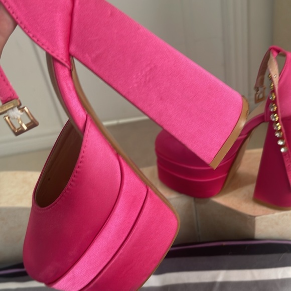 🩷 Pink Shoes! - Picture 5 of 9